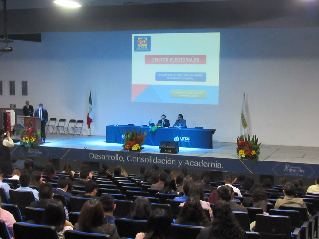 Magistrado José de Jesús Ángulo Aguirre, presentando el tema “Delitos Electorales”