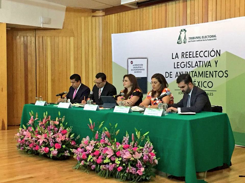 La y los magistrados del Tribunal Electoral del Estado de Jalisco, en la presentación del libro "La reelección legislativa y de ayuntamientos en México" del Magdo. Jorge Sánchez Morales La y los magistrados del Tribunal Electoral del Estado de Jalisco, en la presentación del libro "La reelección legislativa y de ayuntamientos en México" del Magdo. Jorge Sánchez Morales