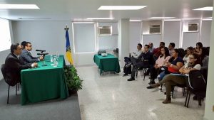 El Magistrado Presidente Rodrigo Moreno Trujillo junto con Rafael Jiménez Solís y Ángel Jiménez García, impartiendo el curso "La participación de los jóvenes en el proceso electoral" El Magistrado Presidente Rodrigo Moreno Trujillo junto con Rafael Jiménez Solís y Ángel Jiménez García, impartiendo el curso "La participación de los jóvenes en el proceso electoral"