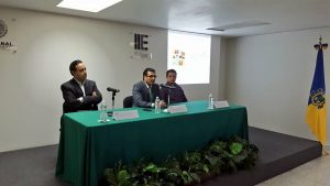 El Magistrado Presidente Rodrigo Moreno Trujillo junto con Rafael Jiménez Solís y Ángel Jiménez García, impartiendo el curso "La participación de los jóvenes en el proceso electoral" El Magistrado Presidente Rodrigo Moreno Trujillo junto con Rafael Jiménez Solís y Ángel Jiménez García, impartiendo el curso "La participación de los jóvenes en el proceso electoral"