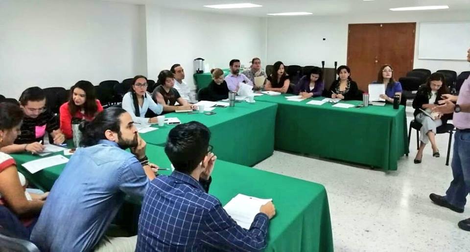moderadores en el concurso denominado "Debate Universitario 2018"